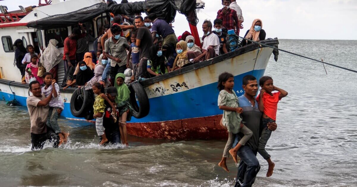 Indonesia Denies Refuge to Rohingya Boat, Sends it to Malaysia