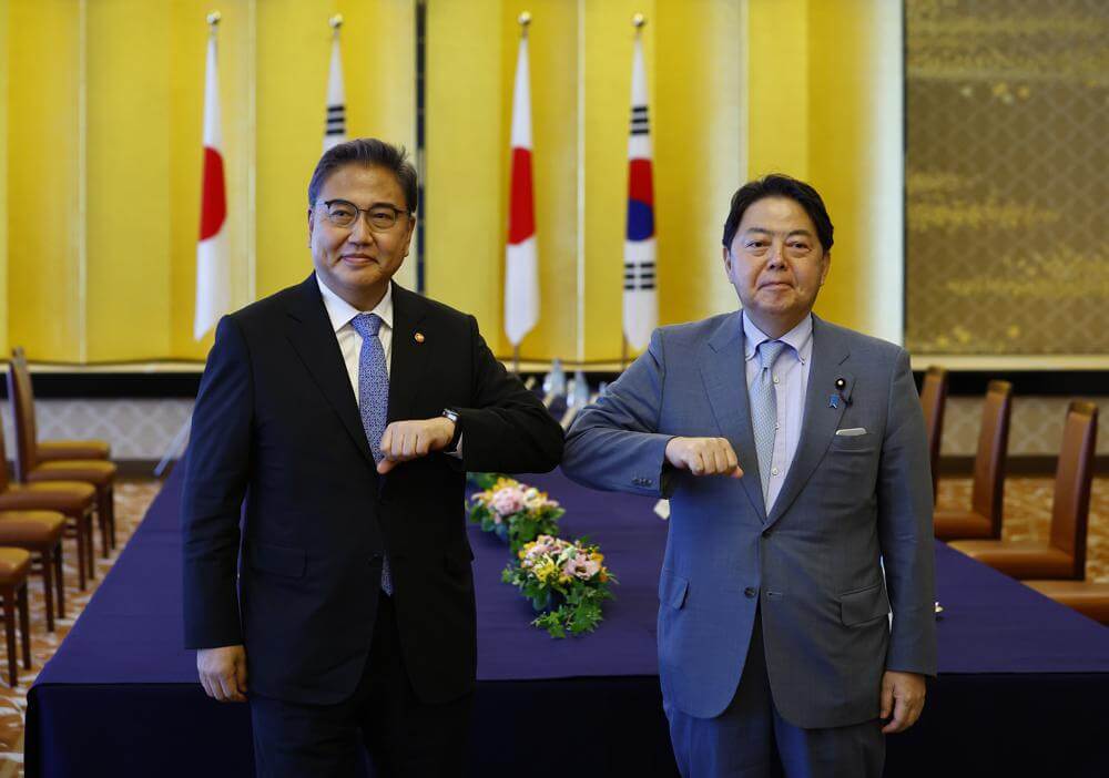 Japan, South Korea Agree to Resolve WWII Disputes, Develop “Future-Oriented” Relations