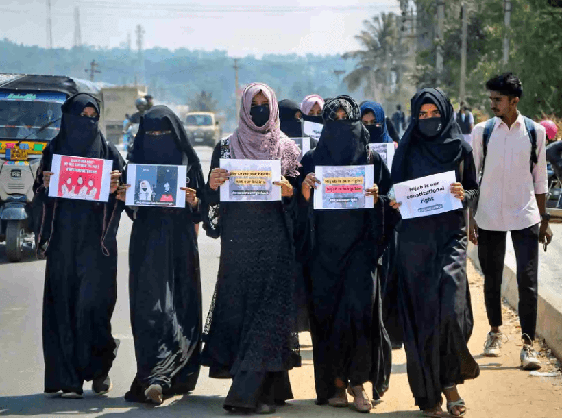 Indian SC Split on Karnataka Hijab Row, Case to Be Heard by Larger Bench