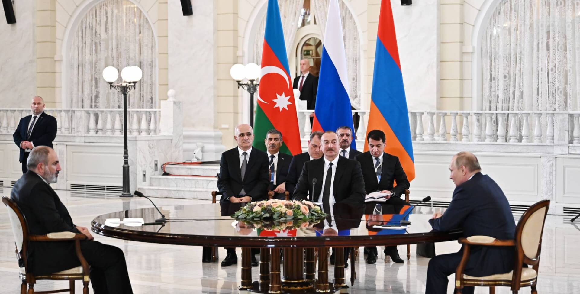Armenia, Azerbaijan Vow to Resolve Nagorno-Karabakh Conflict Under Russian Mediation