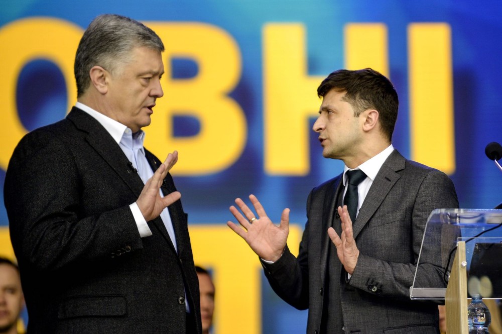 Former Ukrainian President Petro Poroshenko (L) and his successor Volodymyr Zelensky.  