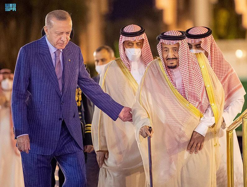 Erdogan (L) with Saudi King Salman (R)