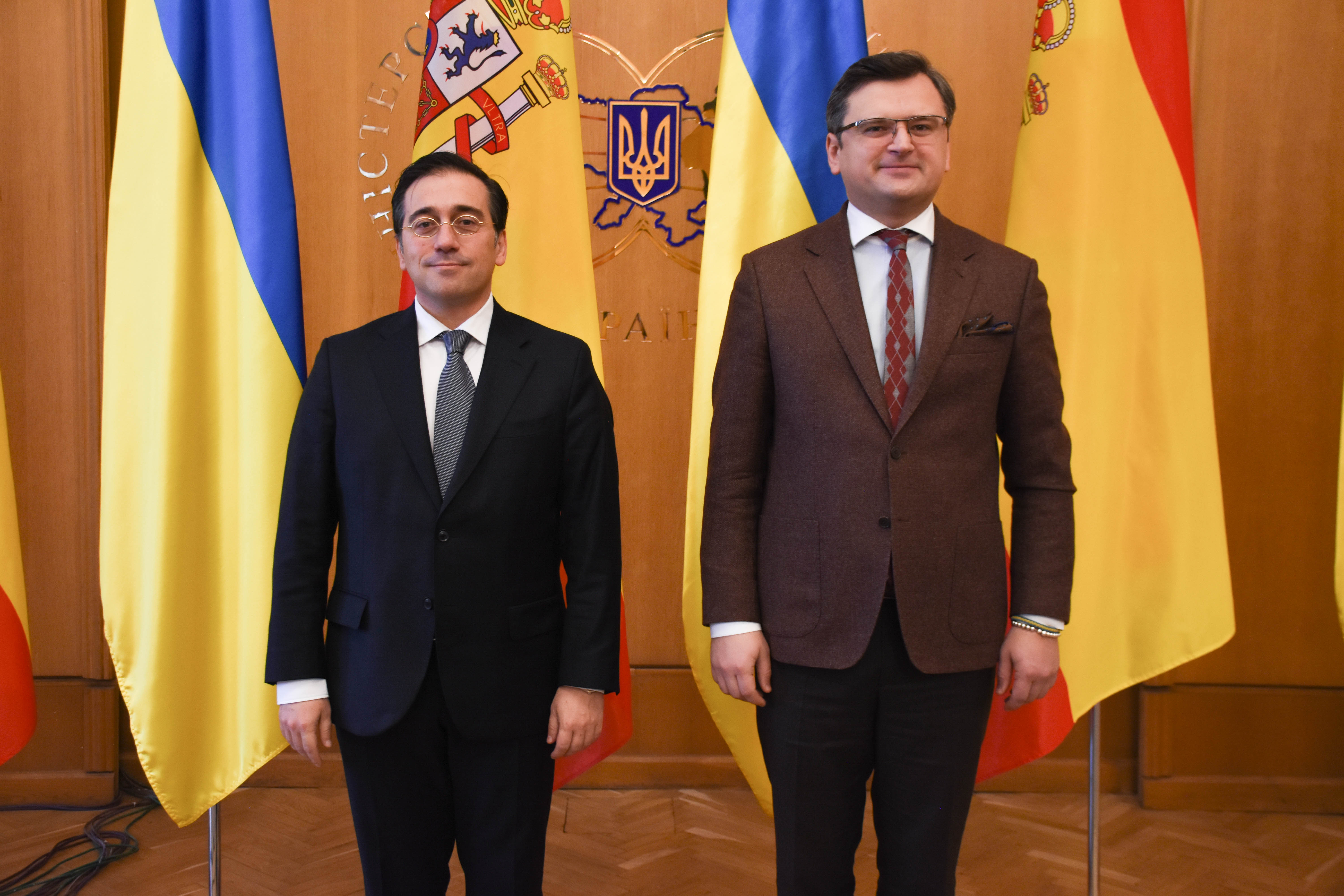Spanish Foreign Minister Jose Manuel Albares (L) with Foreign Minister Ukrainian Dmytro Kuleba.