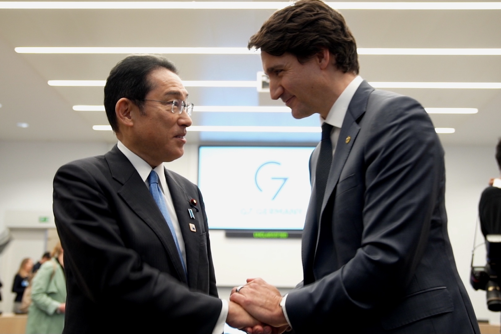 Canadian PM Justin Trudeau (R) spoke with his Japanese counterpart Fumio Kishida on Tuesday to express his “shock and deep sadness” over the assassination of former Japanese PM Shinzo Abe.
