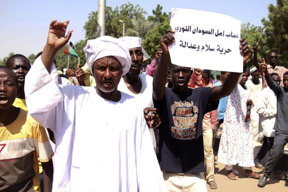 Sudanese Protesters Demand Dissolution of Joint Government, Call for Military Takeover