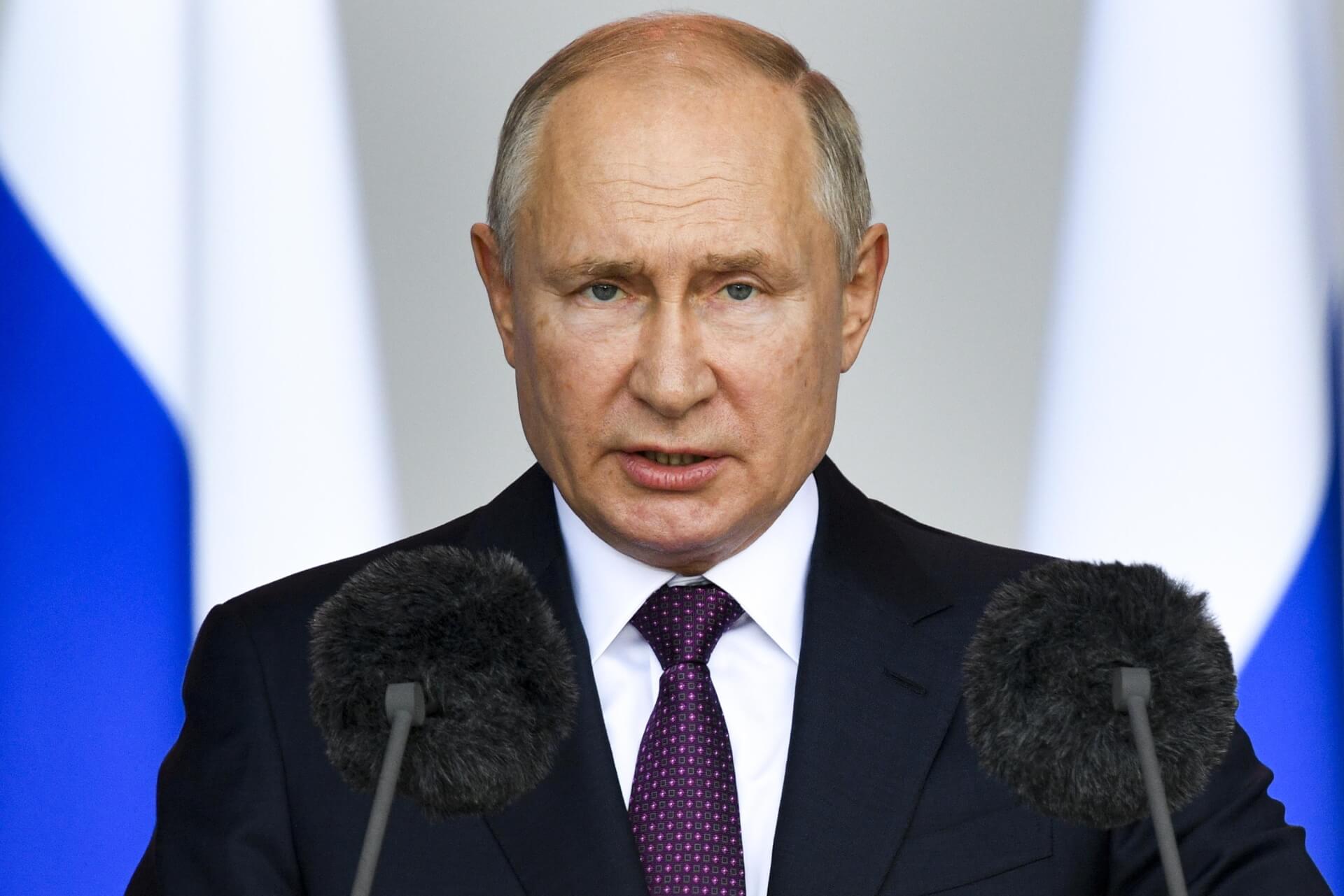 Putin Warns Belarus Over EU Gas Threat, Denies Any Russian Involvement in Border Crisis
