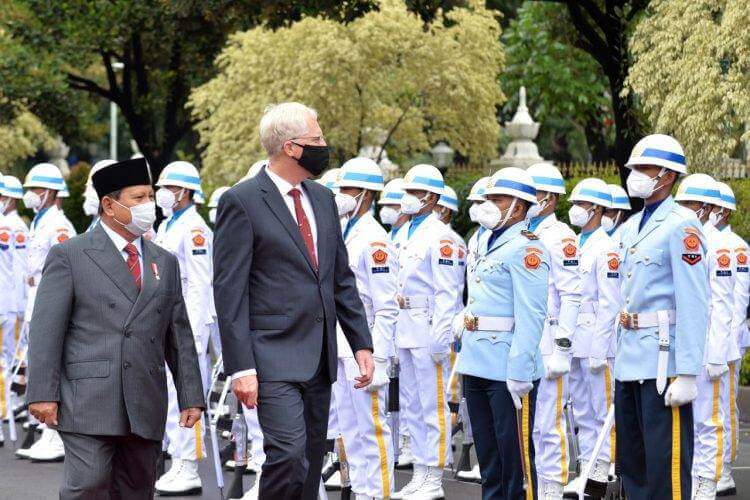 US Secretary of Defence Makes First Stop of Southeast Asia Tour in Indonesia