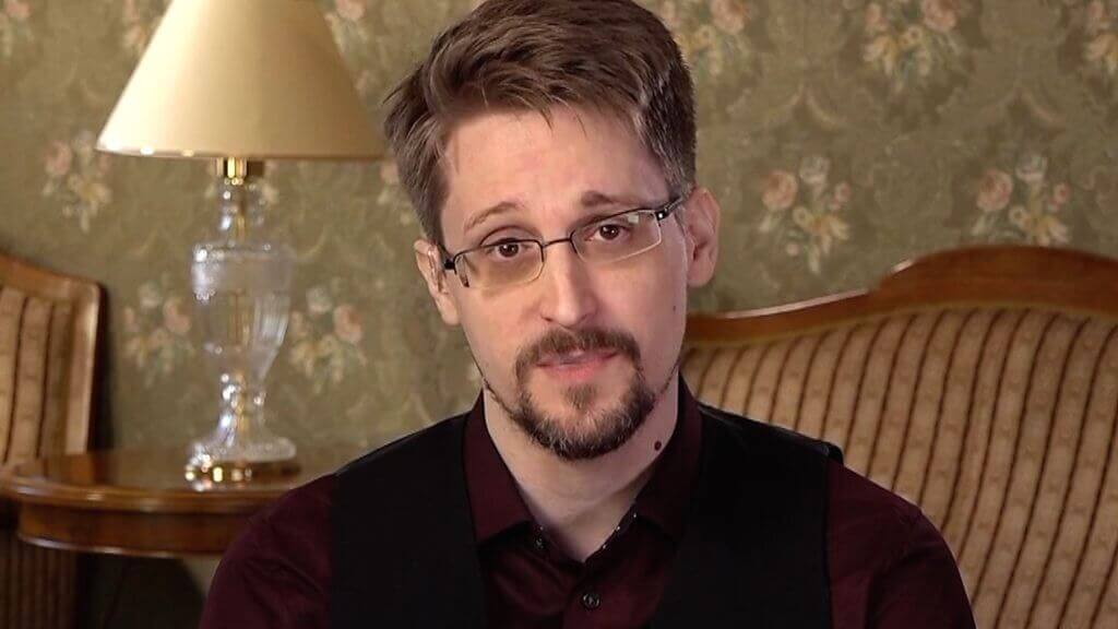 Putin Grants Russian Citizenship to Wanted US Whistleblower Snowden