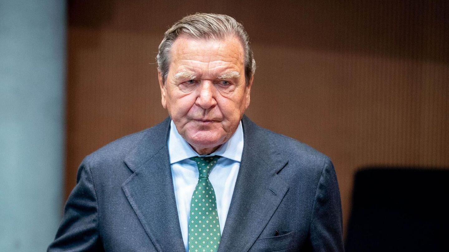 Germany Seeks to Strip Former Chancellor Schröder Privileges Over Russia Ties