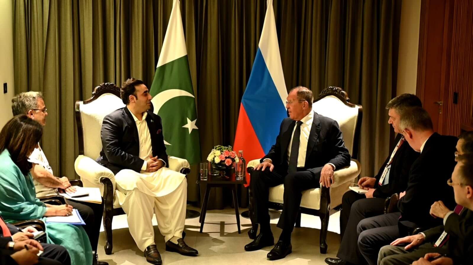 Pakistan, Russia FMs Hold Bilateral Talks on SCO Sidelines