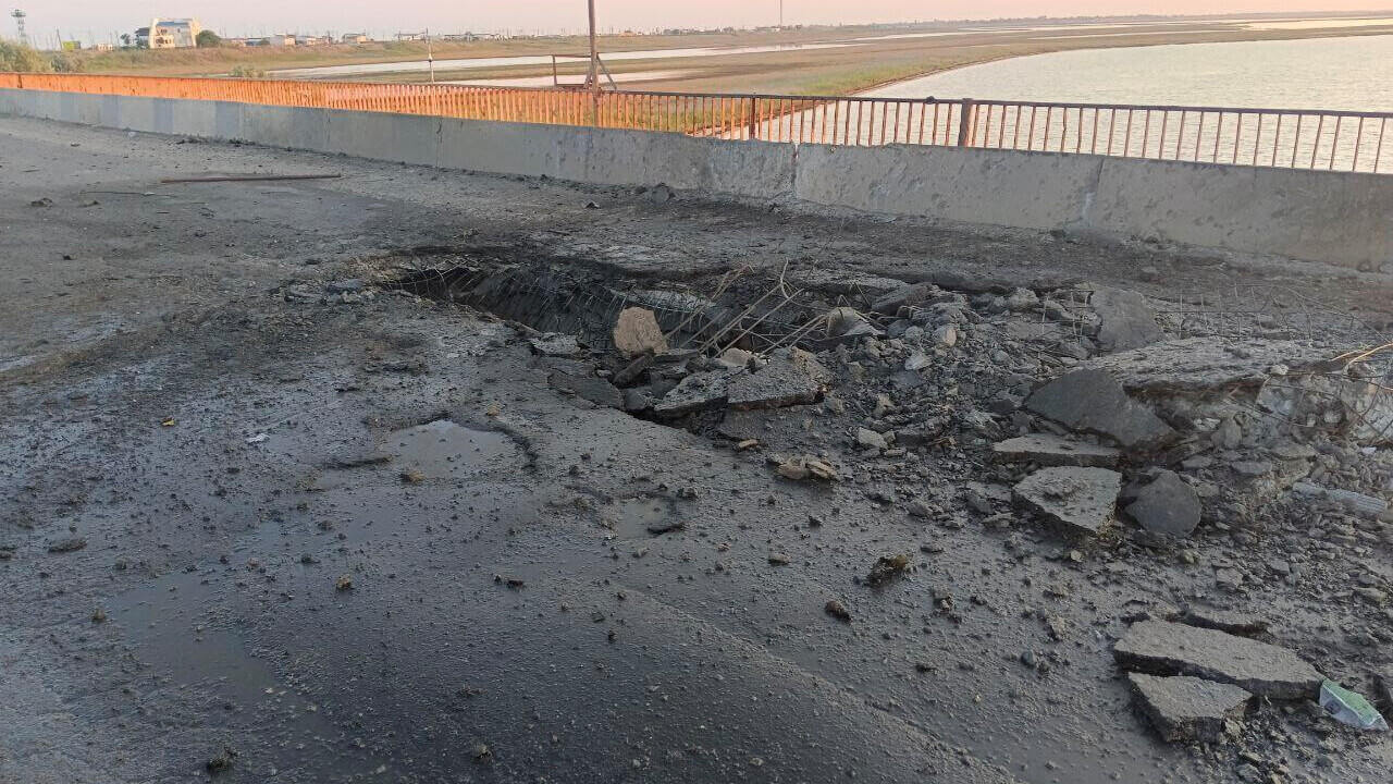 Ukrainian Missiles Strike Bridge to Crimea Used by Russian Troops in Kherson