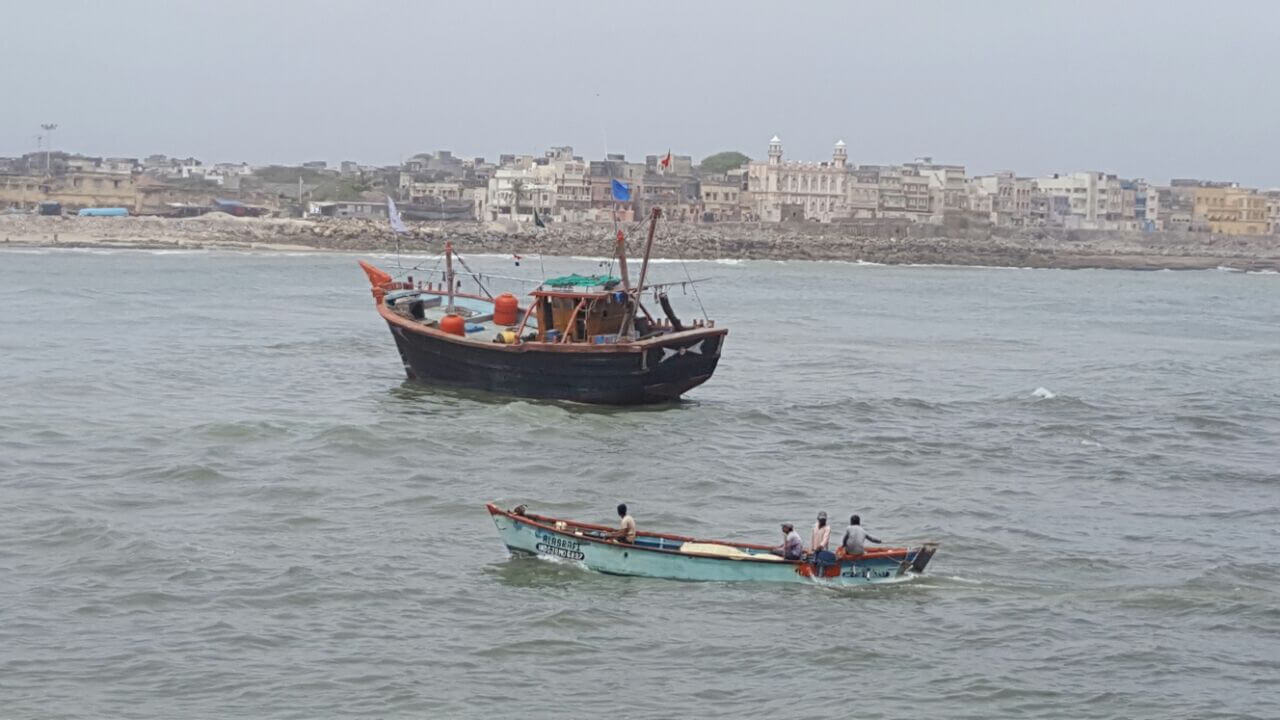 Indian Coast Guard Captures Fleeing Pakistani Fishing Boat Carrying 10 Crew Members