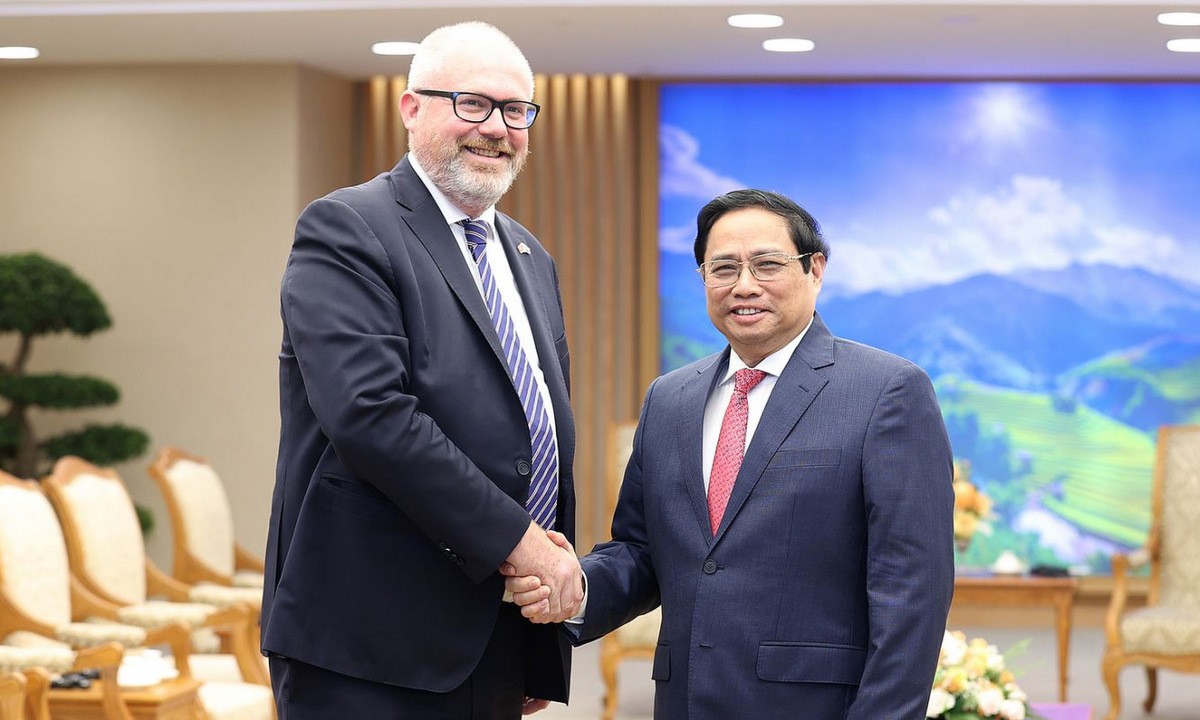 Australian Assistant Minister for Trade and Manufacturing Tim Ayres (L) and Vietnamese Prime Minister Pham Minh Chinh agreed to strengthen cooperation in responding to challenges such as climate change and energy security. 