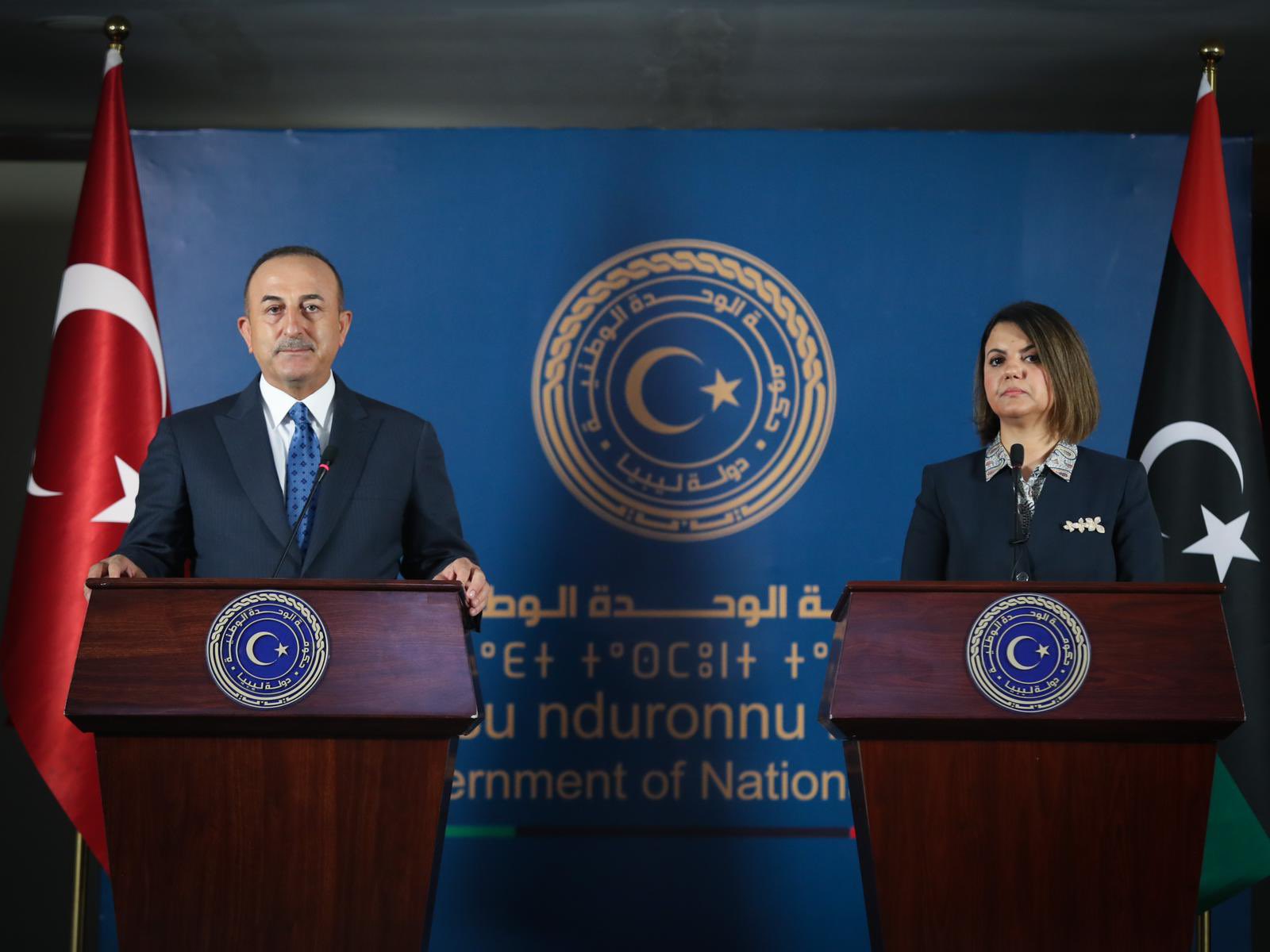 Turkish Foreign Minister Mevlüt Çavuşoğlu (L) and his Libyan counterpart Najla Mangoush signed an MoU on hydrocarbon and gas exploration in the Mediterranean during a meeting in Tripoli on Monday.