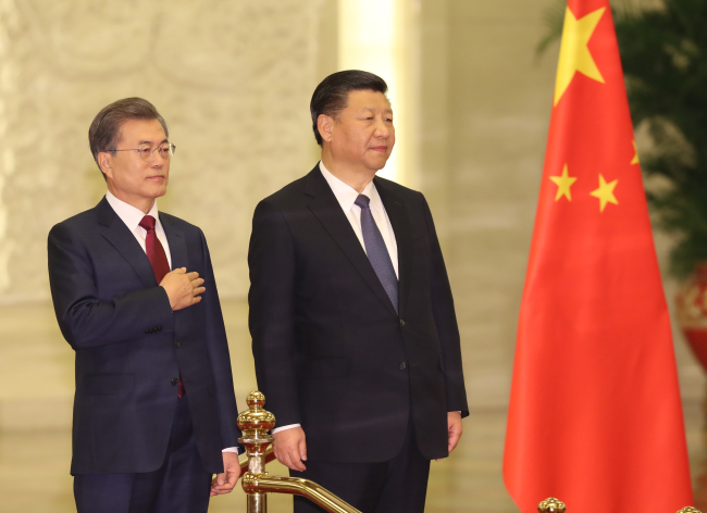 South Korean President Moon Jae-in (L) and Chinese President Xi Jinping are expected to hold a summit next year.
