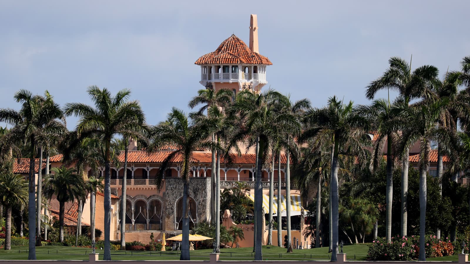 The FBI conducted an “unannounced raid and seized paper” at former US President Donald Trump’s Mar-a-Lago resort as part of the Department of Justice’s investigation into whether he took classified documents from the White House to his Florida home.