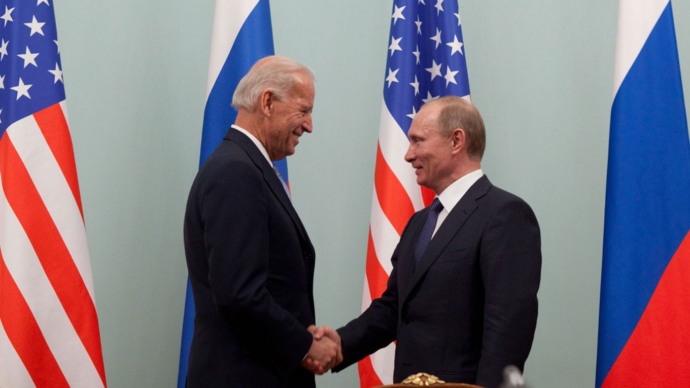 US President Joe Biden (L) with Russian President Vladimir Putin