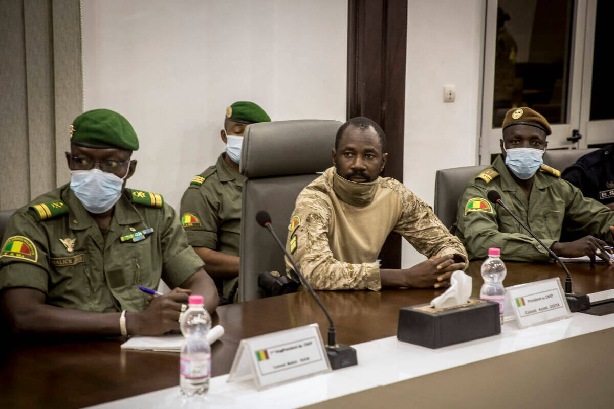 Malian Colonel Assimi Goïta (M), who led the coup last August that deposed President Ibrahim Boubacar Keïta and Prime Minister Boubou Cissé, also dismissed and detained their replacements.