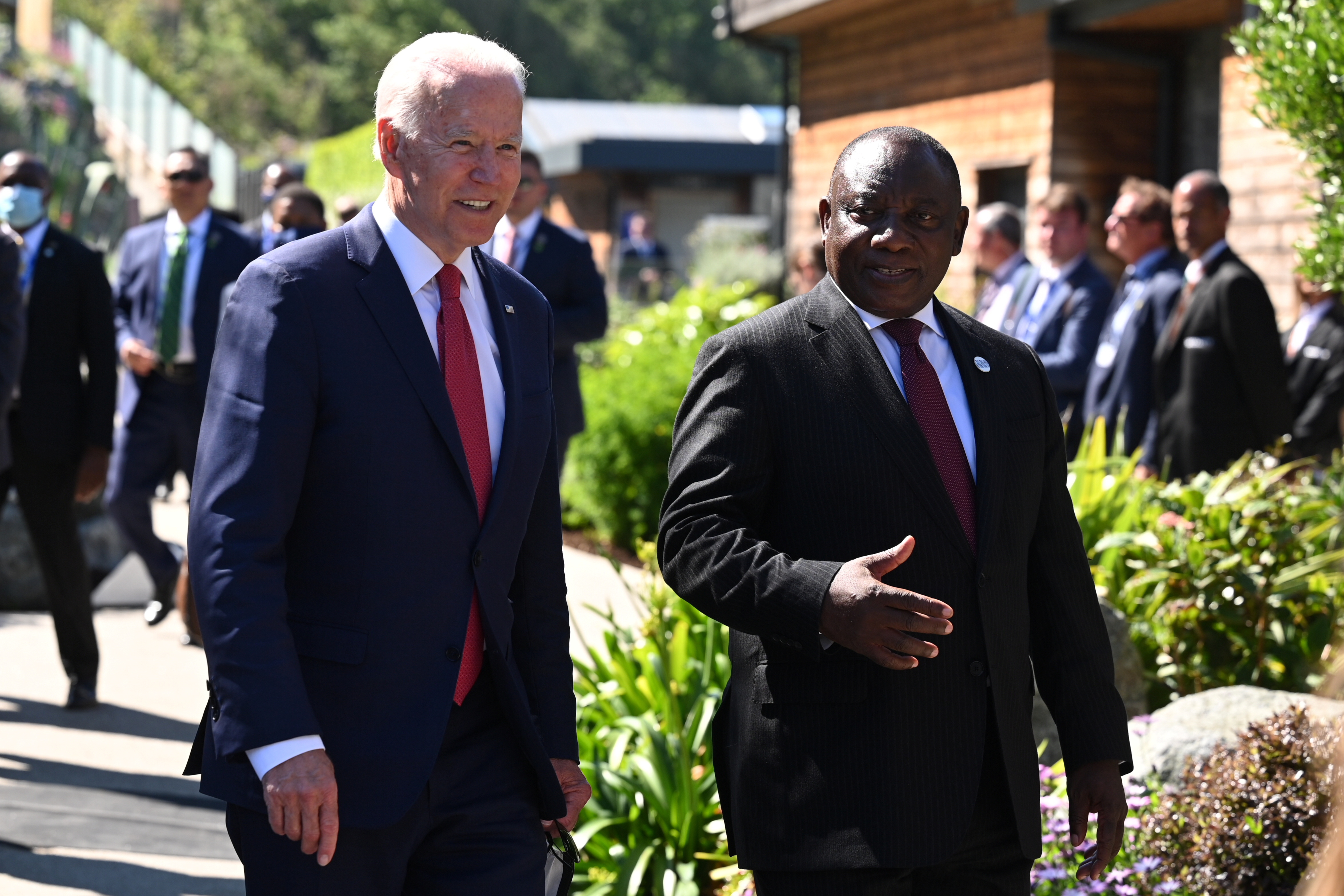US President Joe Biden (L) will visit South Africa this month to meet with his counterpart Cyril Ramaphosa. It has been suggested that Biden could use the trip to iron out differences over the Russia-Ukraine war.