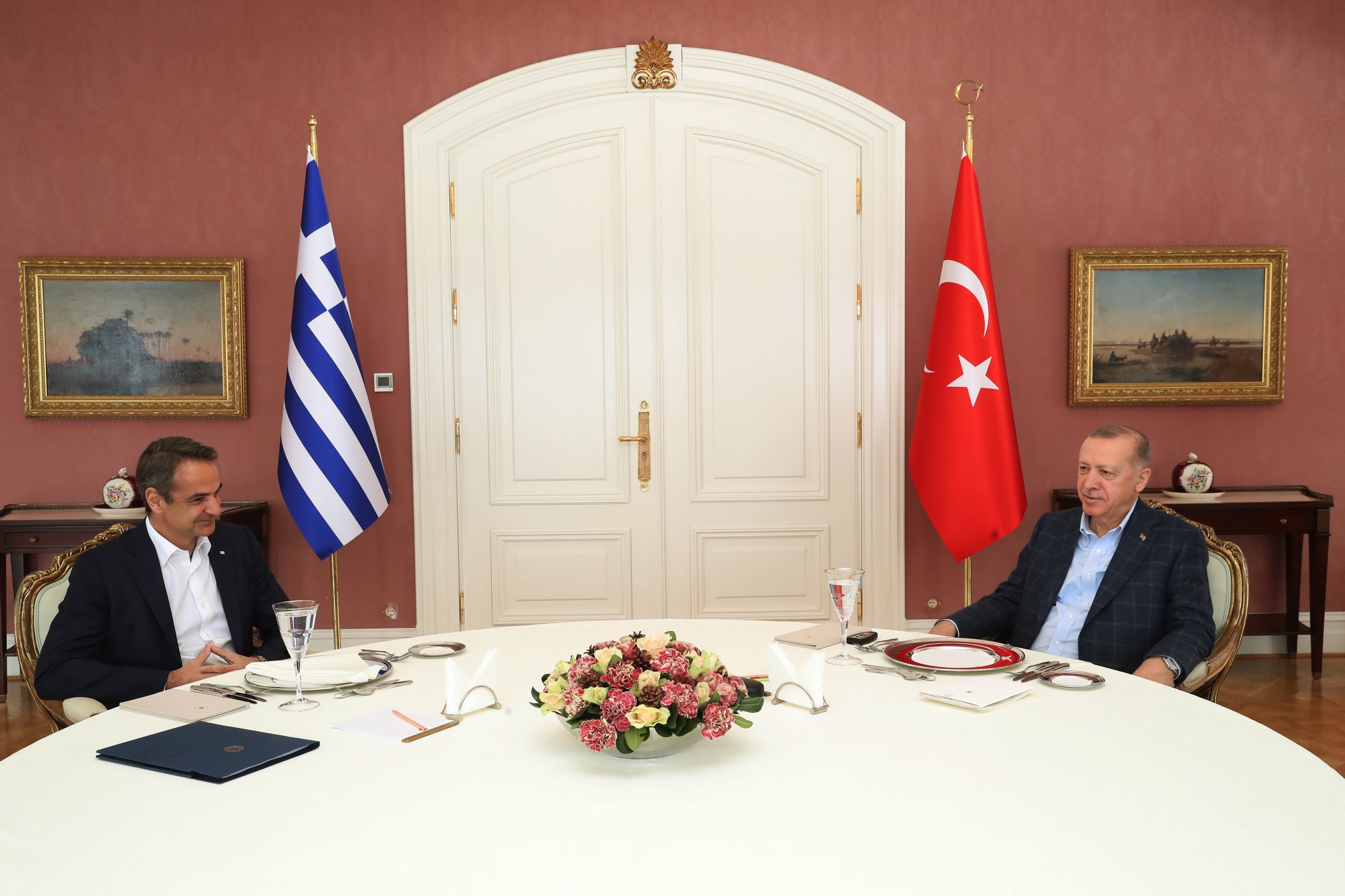 Turkish President Recep Tayyip Erdoğan (R) met Greek Prime Minister Kyriakos Mitsotakis in Istanbul on Sunday to discuss their ongoing maritime disputes.