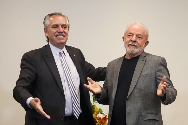 Argentinian President Alberto Fernandez (L) and his Brazilian counterpart Luiz Inacio Lula da Silva, Sao Paolo, 31 October 2022
