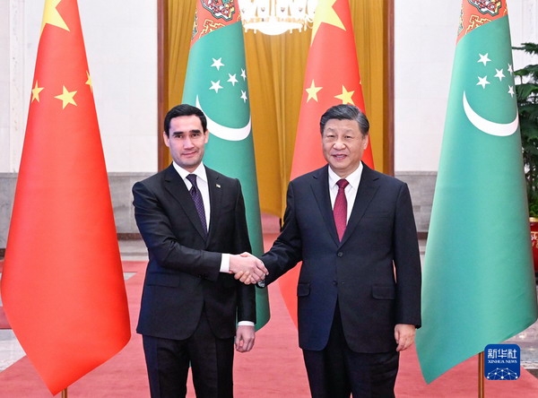 Turkmen President Serdar Berdimuhamedov (L) and Chinese President Xi Jinping