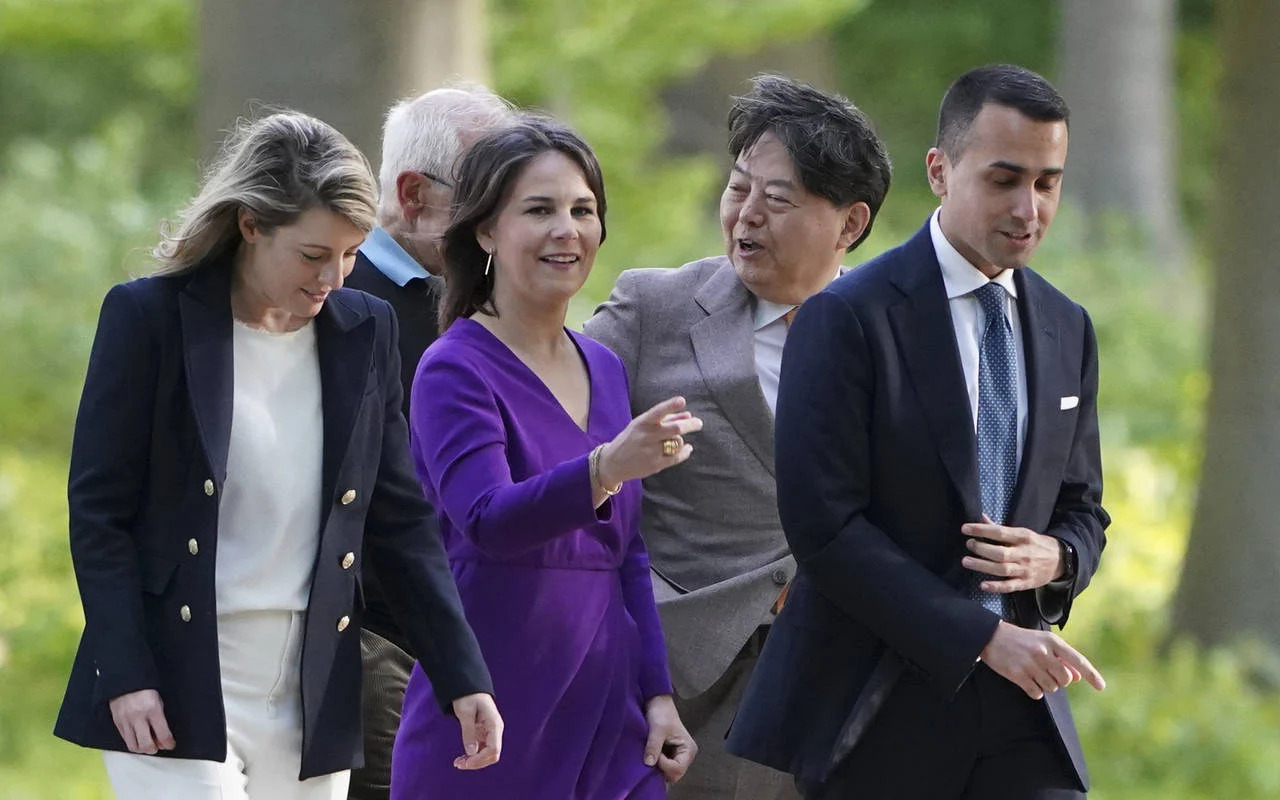 Canadian Minister of Foreign Affairs Mélanie Joly (left) announced that her German counterpart Annalena Baerbock (centre, in purple) will begin a two-day visit to Canada on Tuesday.