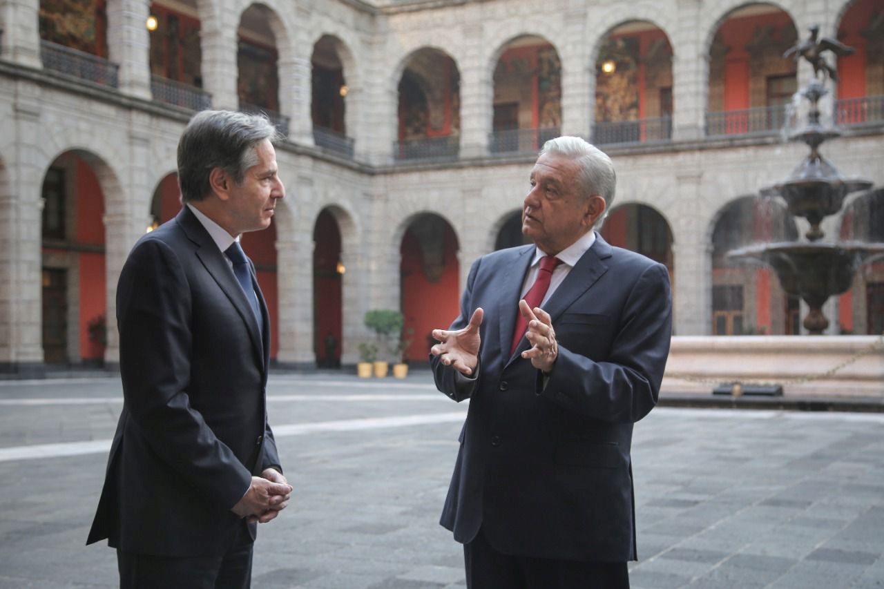 Secretary of State Antony Blinken (L) thanked Mexican President Andrés Manuel López Obrador for his cooperation on drug trafficking and irregular migration.