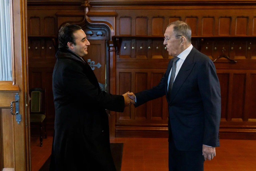 Pakistan Foreign Minister Bilalwal Bhutto Zardari (L) and his Russian counterpart Sergey Lavrov 