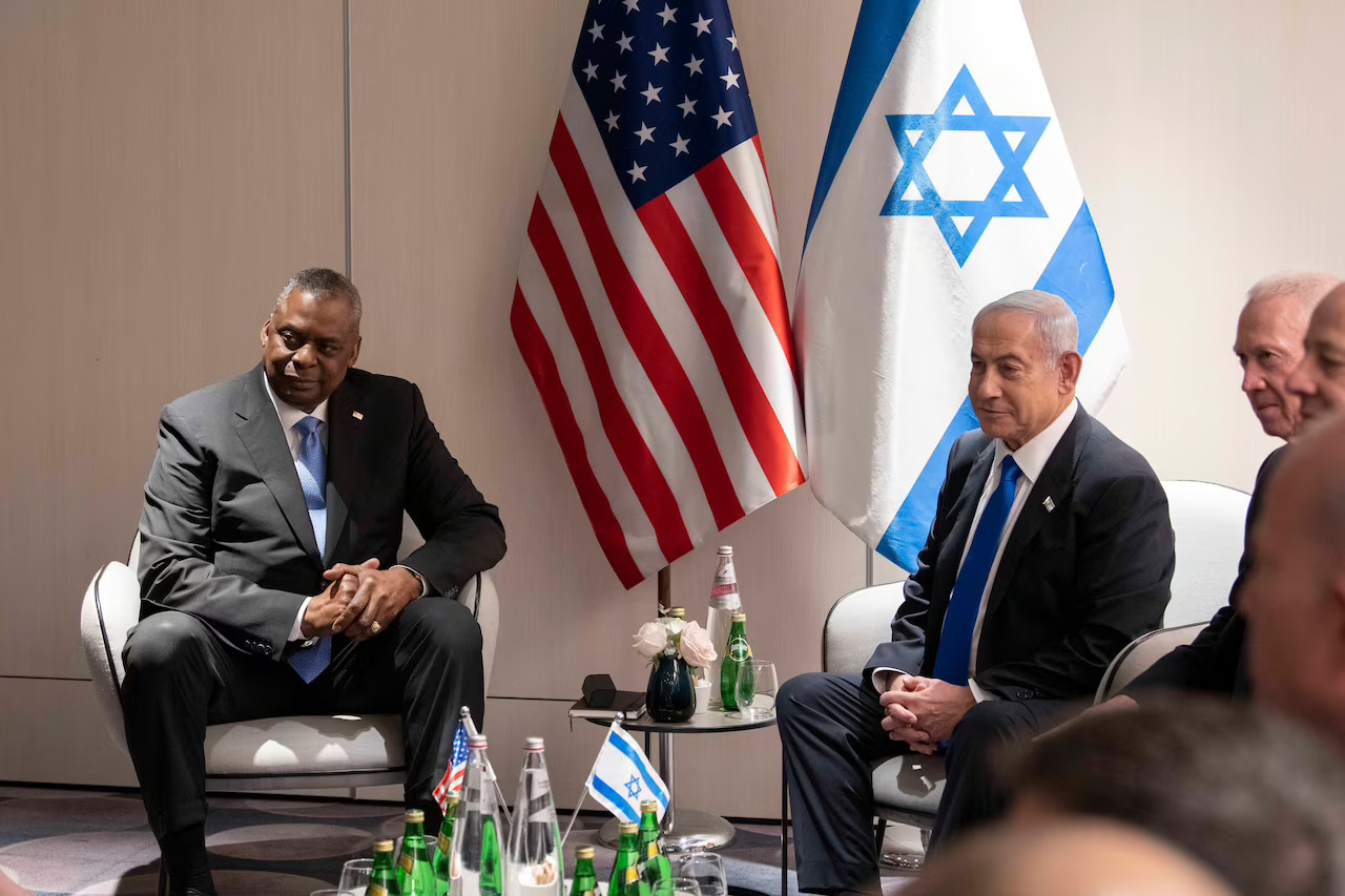 Israeli PM Benjamin Netanyahu (L) and US Defence Secretary Lloyd Austin