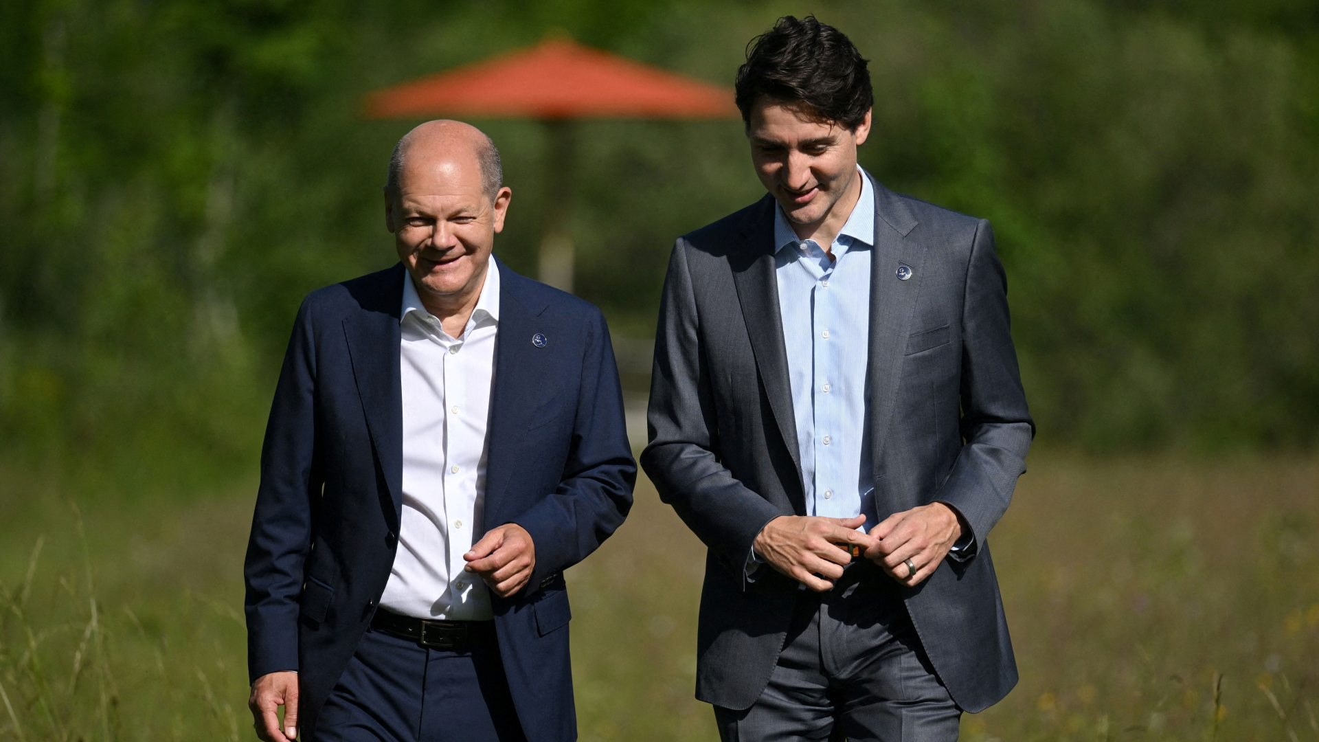 German Chancellor Olaf Scholz (L) arrived in Montreal on Sunday. He is expected to sign a clean hydrogen deal with Canadian PM Justin Trudeau.